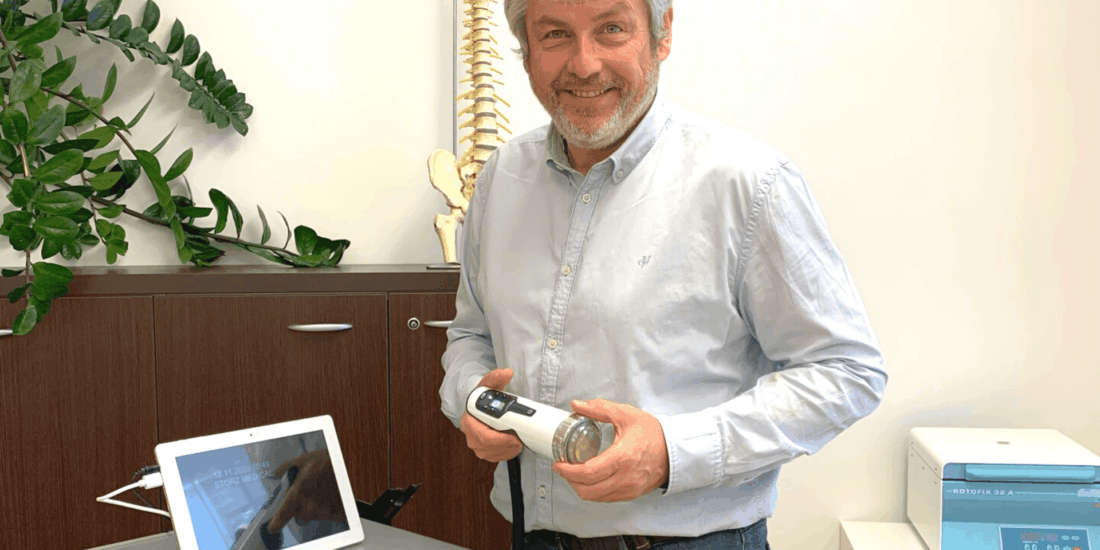 Dr. Robert Url mit neuem Gerät zur fokussierten Stoßwellen-Therapie