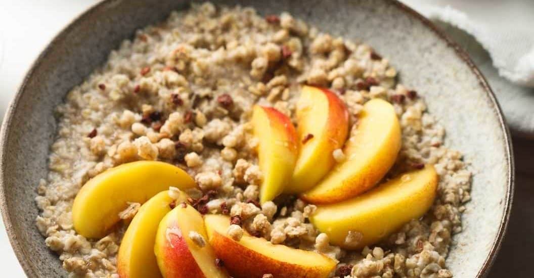 Gesundes Frühstück - Porridge mit Apfel