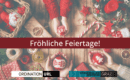 "Fröhliche Feiertage" steht auf einem Bild in dessen Hintergrund Hände zu sehen sind, die Weihnachtskugeln halten