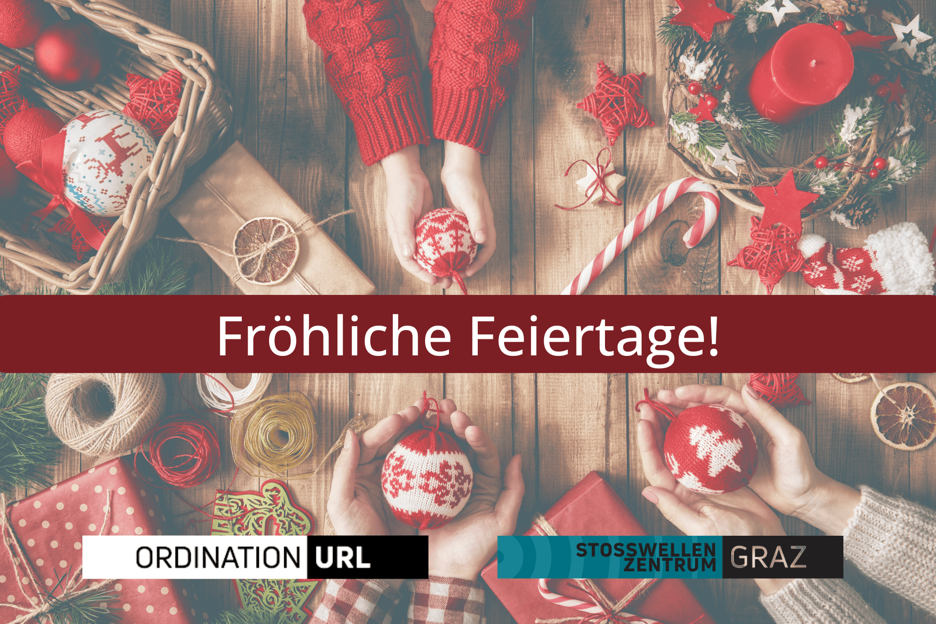 "Fröhliche Feiertage" steht auf einem Bild in dessen Hintergrund Hände zu sehen sind, die Weihnachtskugeln halten