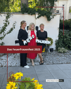 Das Kabarettduo "Menopausen" lächeln mit Schild "Menopausen" in die Kamera. Die Veranstalterin steht in der Mitte der beiden.