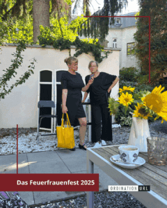 Kabarrettduo "Menopausen" sprechen während des Auftritts miteinander. 